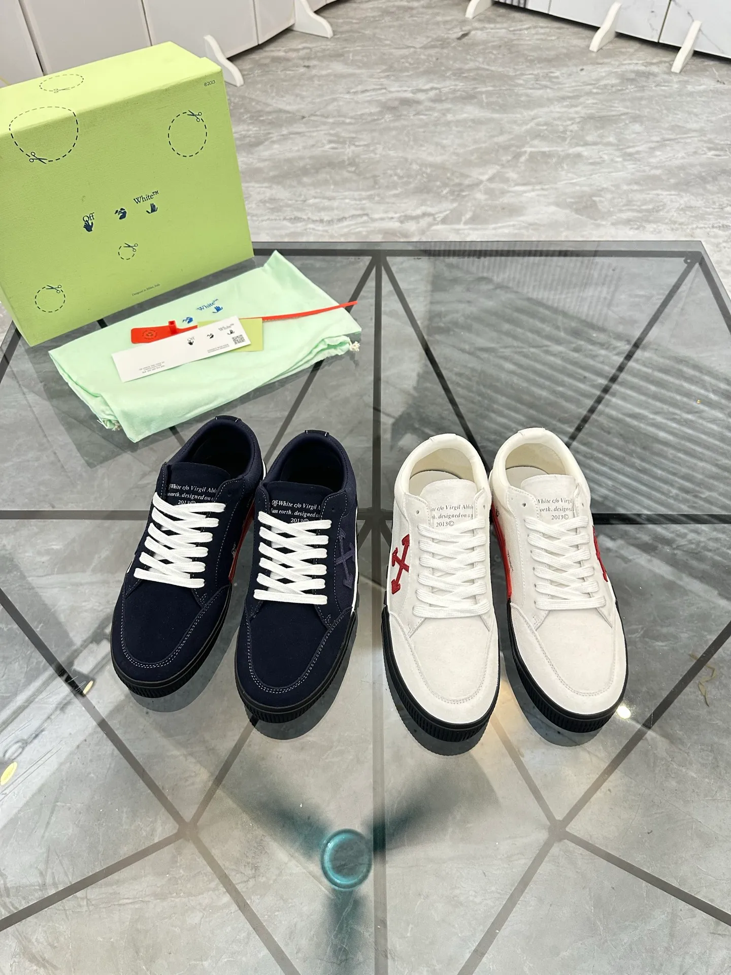 Selling men's shoes 💰: 💰P440¥ Product trademark: OFF WHITE * "OFF WHITE*" low-top casual shoes Regular size: 35-45 (can be customized to 46) Couple style Product materials: imported nubuck leather upper spliced ​​with original fabric, breathable lining, original outsole. No.: H203